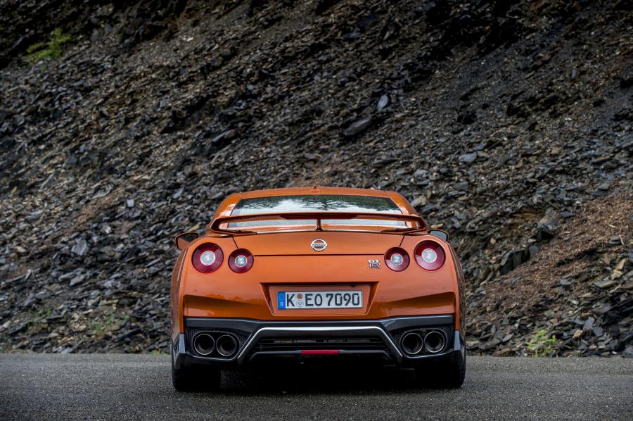  Nissan GT-R 2016 года  (фото 10 из 40)